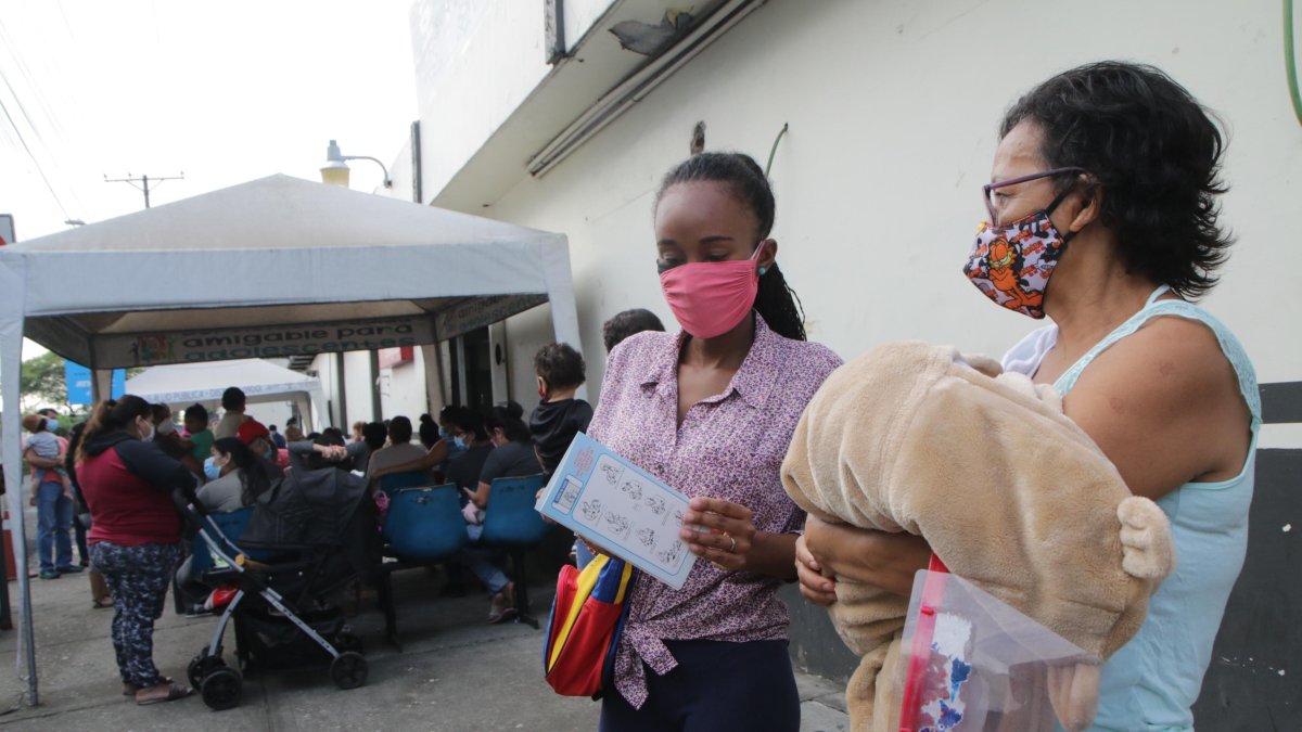 Andrea Rojas, madre de Familia, encontró ayer una dosis de pentavalente después de recorrer por un mes centros de salud de MSP.