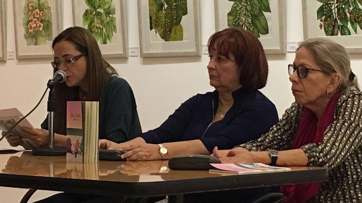 La escritora Gilda Holst (izquierda) falleció el martes 22 de octubre.