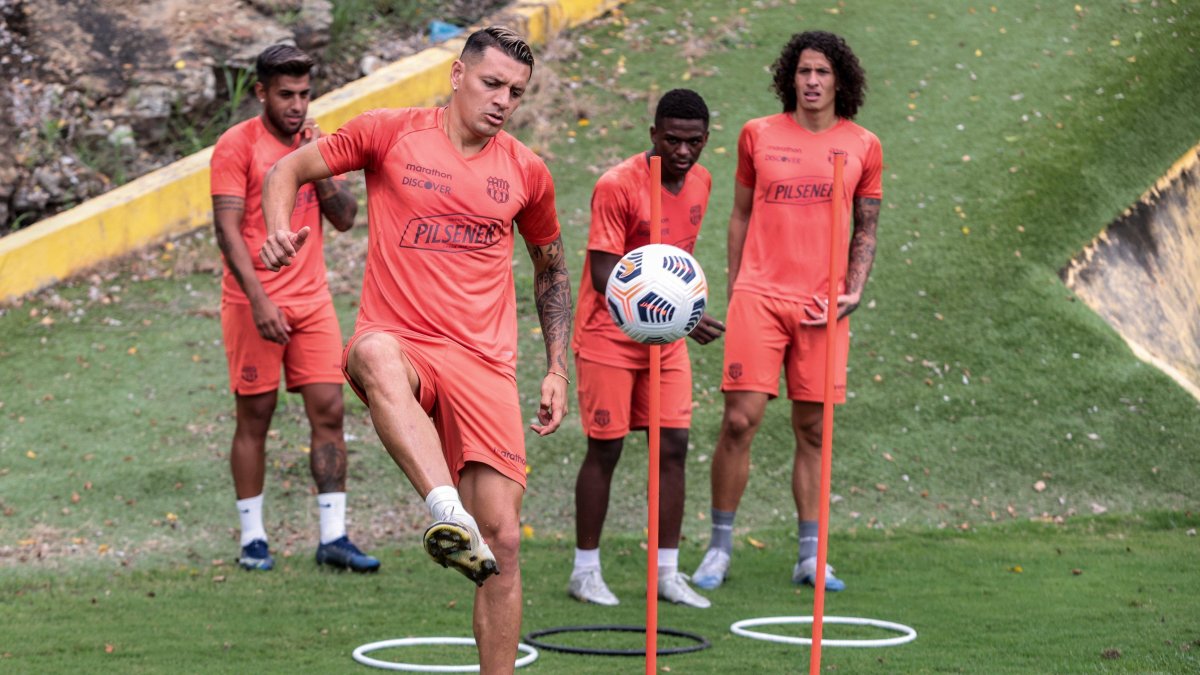 Carlos Garcés (c), será titular en el duelo de hoy ante Delfín en nel que buscará continuar su racha goleadora.