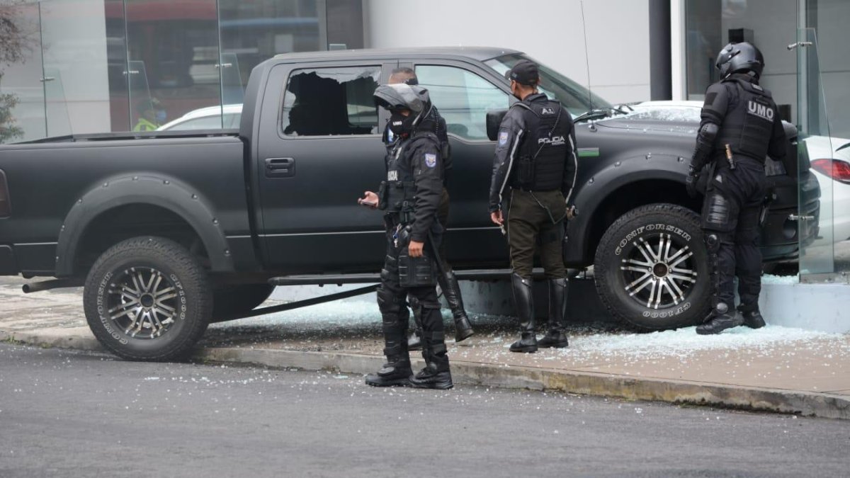 Dentro de esta camioneta negra, la Policía encontró el cuerpo sin vida de la víctima.
