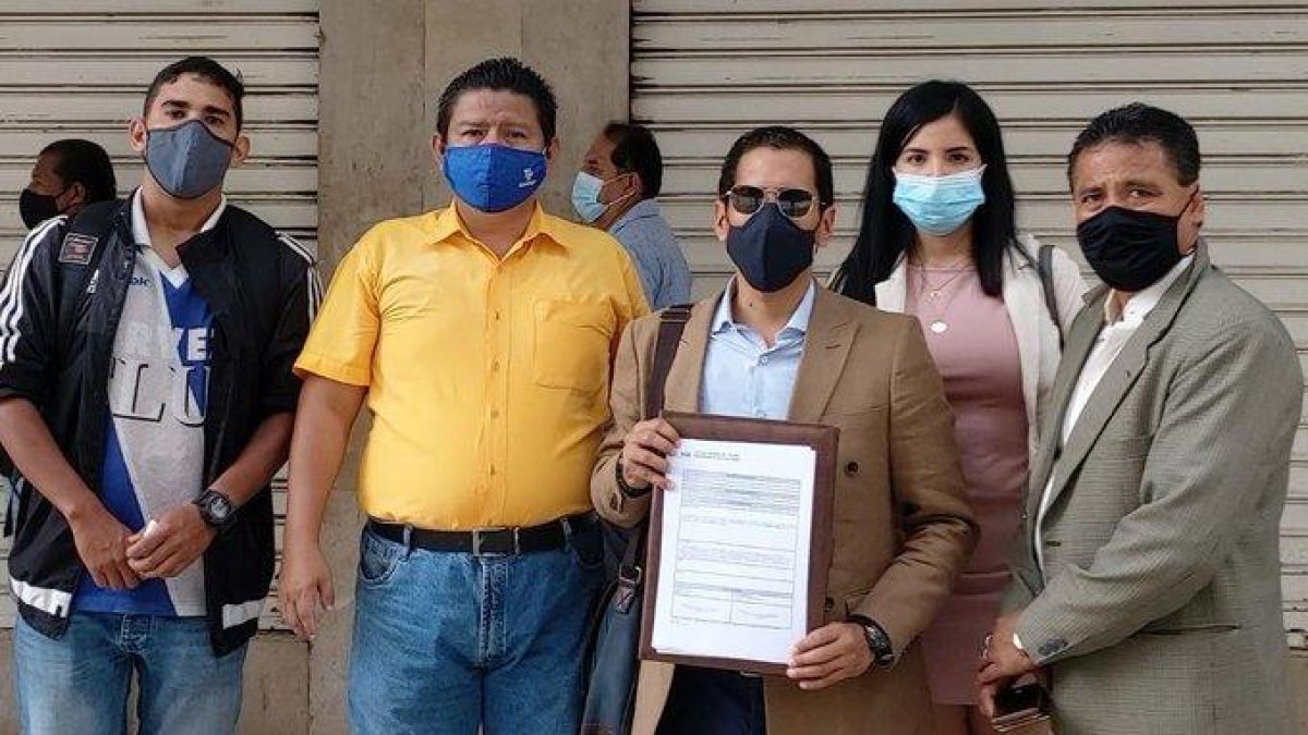 Carlos Medina (c), director del Observatorio Ciudadano contra el Abuso de los Recursos Públicos.