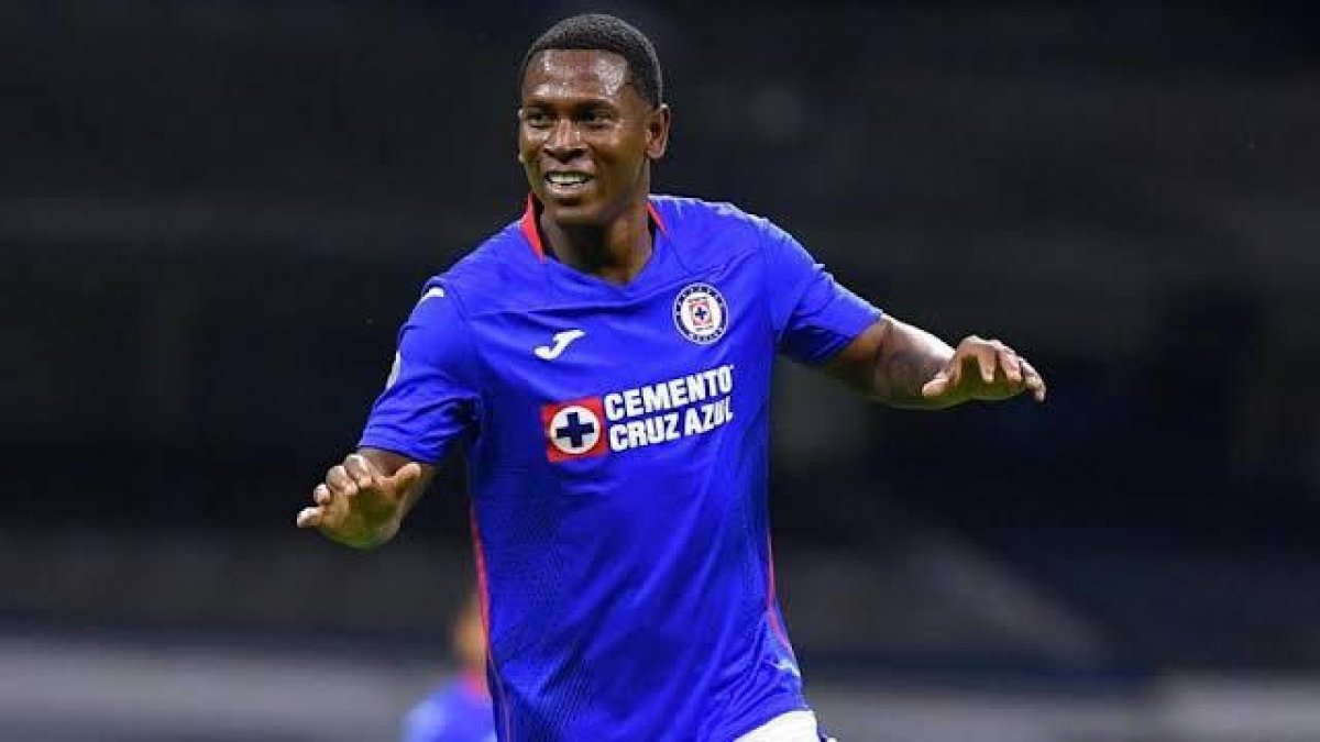 El delantero ecuatoriano Brayan Angulo ha levantado su nivel en el Cruz Azul.