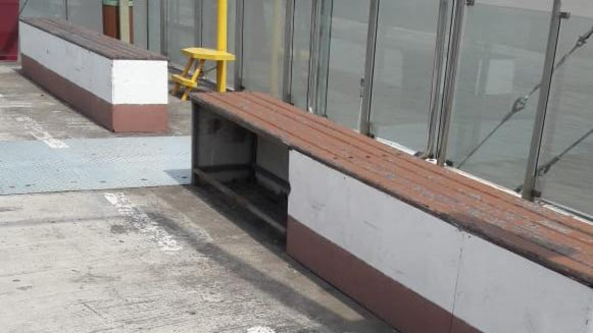 Las bancas en las zonas de descanso lucen dañadas y despintadas.