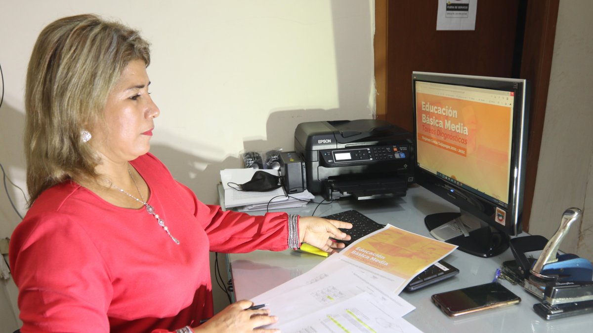 La maestra María Eugenia Rodríguez elabora su plan de trabajo que ejecutará durante las primeras semanas del nuevo año lectivo.