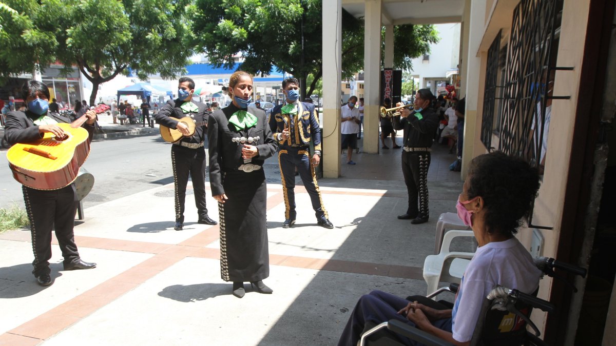 Un grupo de mariachis dando una serenata por el día de la madre en mayo del 2020.