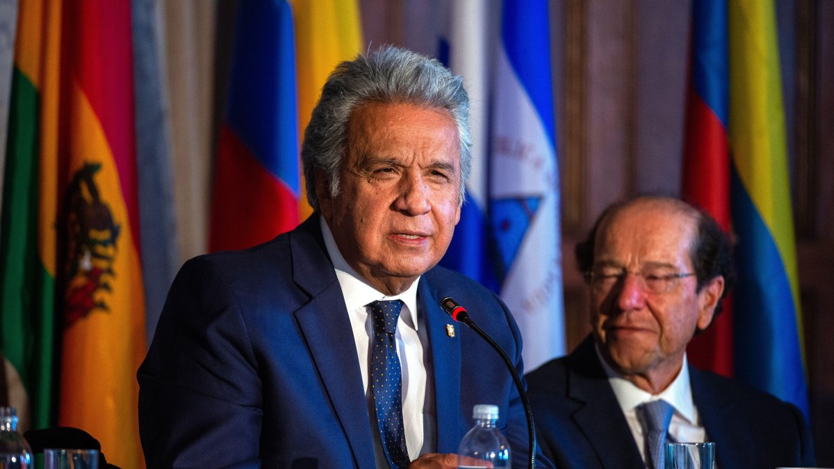 El presidente de Ecuador, Lenín Moreno, habla durante el foro 