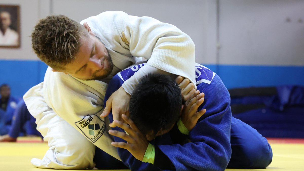 Preciado (arriba) aplica una llave a Steeven Morocho, durante una de las prácticas en el coliseo de judo.