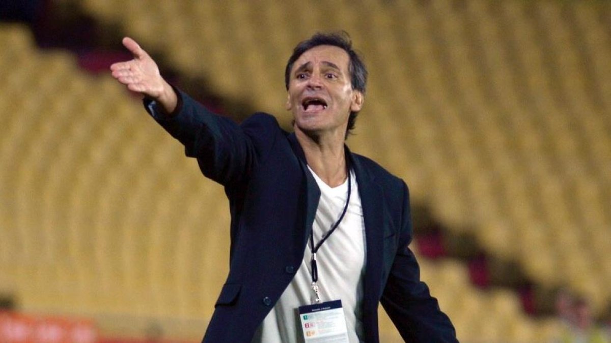 Fabián Bustos estará con el ídolo hasta finalizar la temporada.