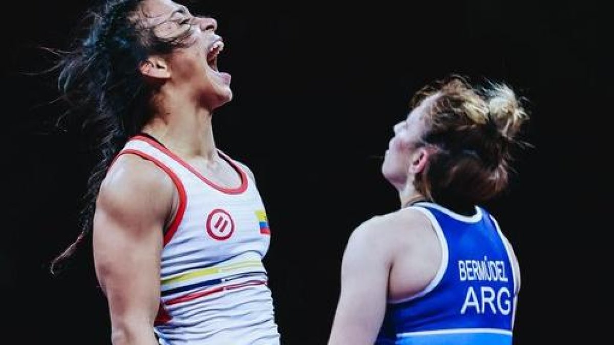 La luchadora tricolor (i) tras ser designada como finalista en Bulgaria.