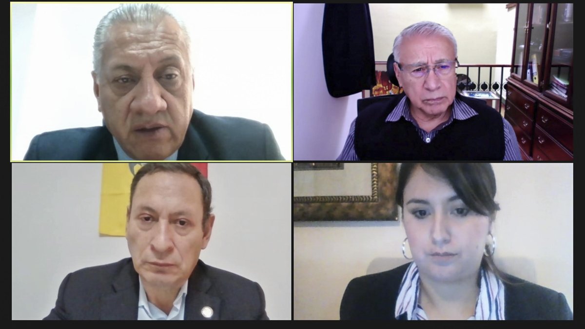 Desacuerdo. Fernando Flores, René Yandún, César Carrión y la secretaria de la Comisión de Soberanía. Carrión fue el único que se opuso al informe.