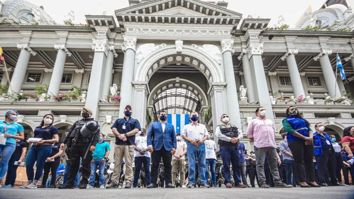 Empleados municipales, durante la preparación de una campaña contra la pandemia.