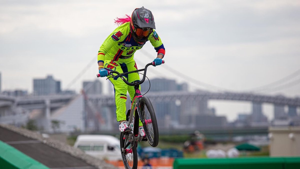 Azuero anunció la noticia en Facebook acompañada de la carta y esta foto donde sonríe. A los Juegos de Olímpicos de 2016 no pudo asistir por doble fractura en la clavícula, esta vez sí lo hará.