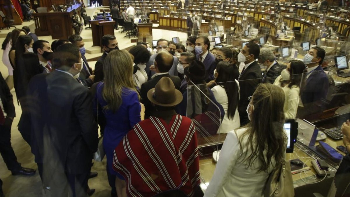 A falta de concreción de un acuerdo para elegir a las autoridades de la Asamblea Nacional, a los legisladores les tocó ayer usar el pleno y los pasillos del Legislativo para intentar consensos.