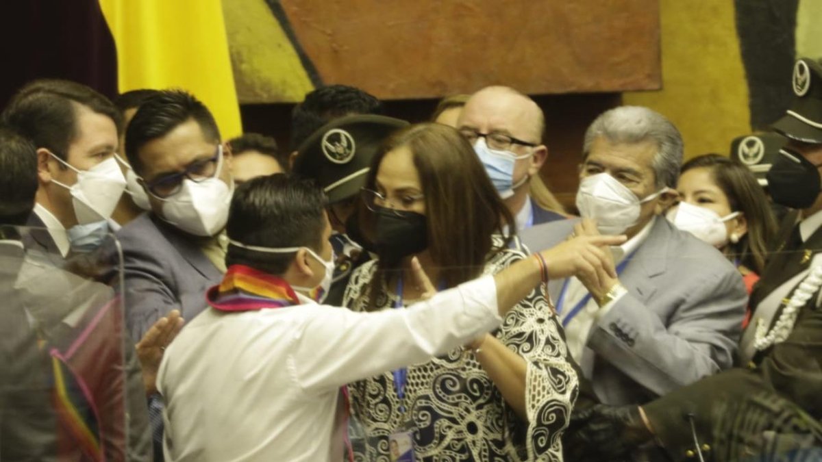 Pierina Correa, en calidad de directora de la sesión inaugural, es increpada por legisladores.