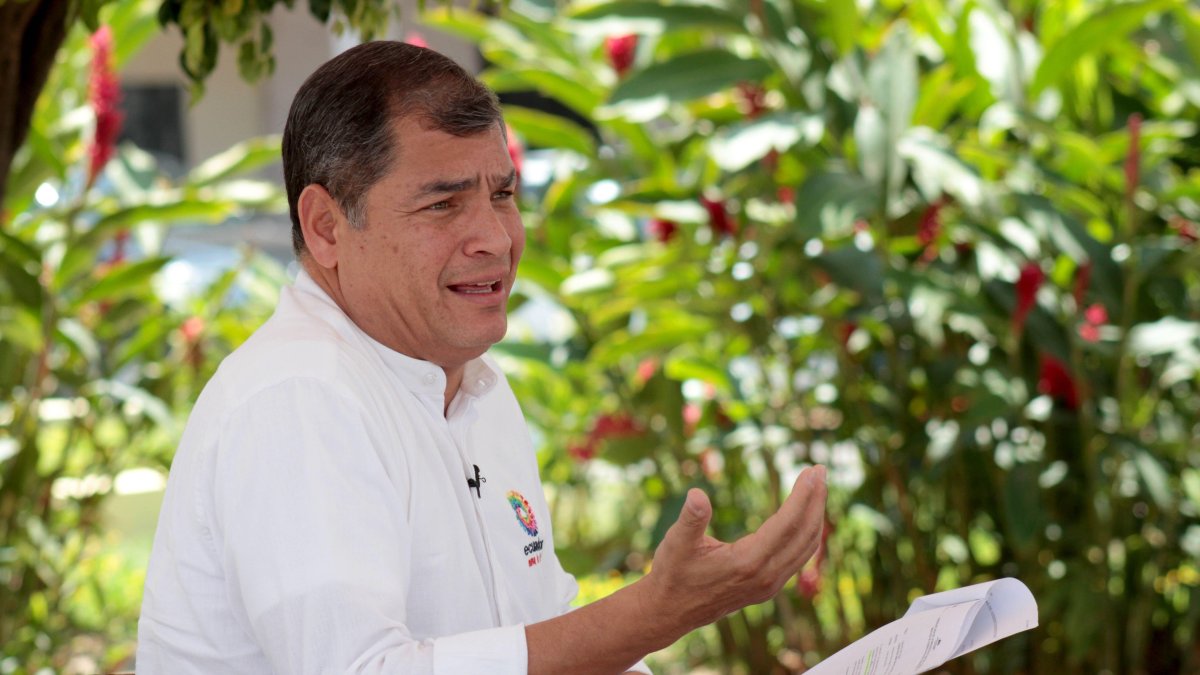 El expresidente reside en el exterior y fue condenado a 8 años de prisión por cohecho.