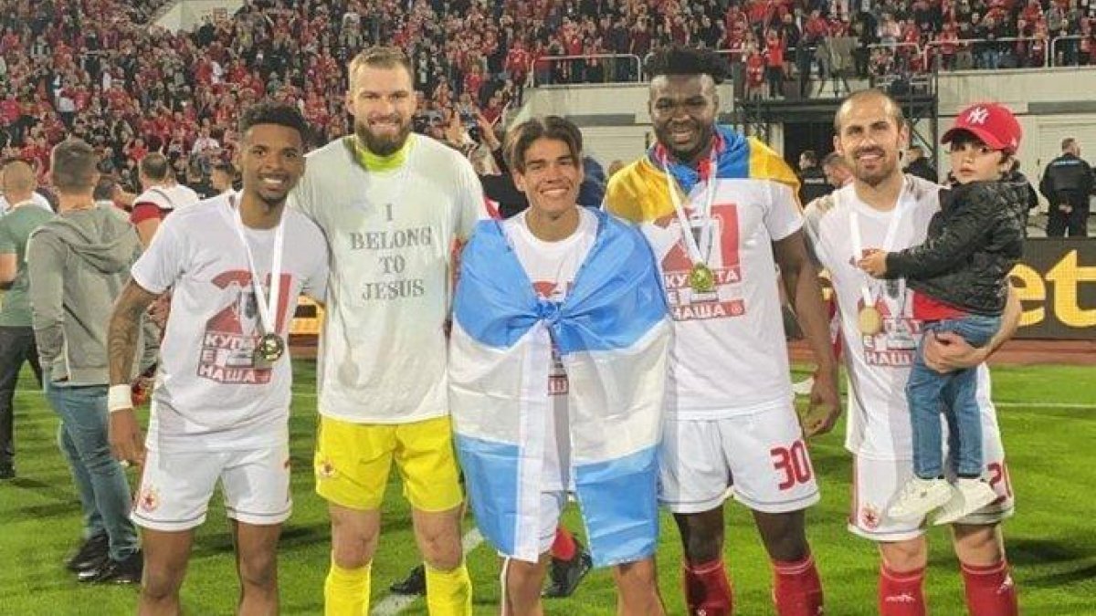 El delantero ecuatoriano, Jordy Caicedo, festeja con la Bandera de Ecuador después de conseguir el título.