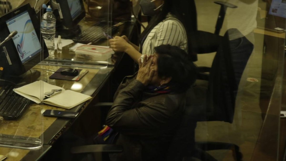 Reacción. Bertha Sánchez, legisladora de Pachakutik, rompió a llorar después de ser presionada para votar.