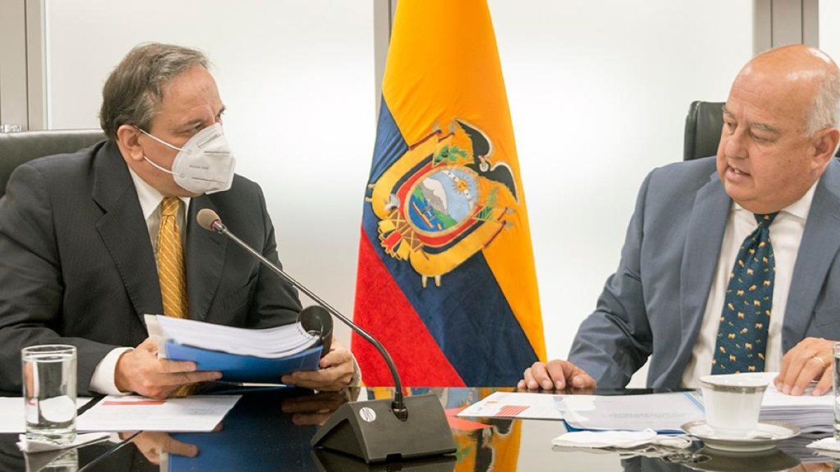 Simón Cueva, ministro de Finanzas entrante junto a Mauricio Pozo, titular de la cartera de Estado saliente, en la entrega de reformas pendientes.