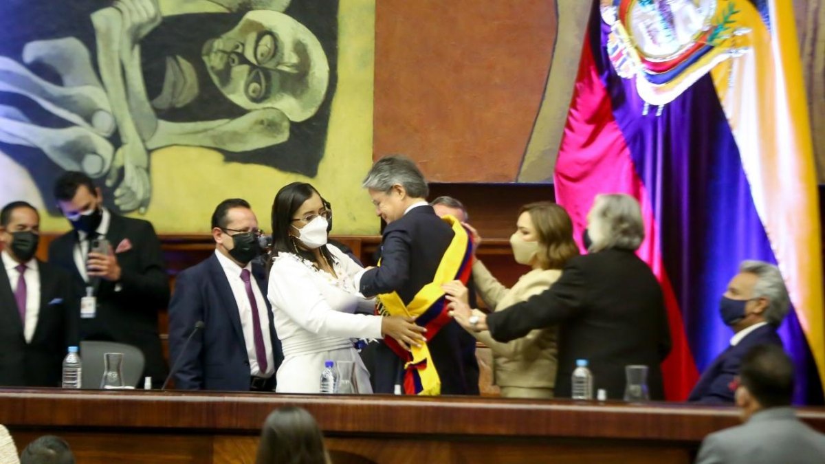 La presidenta de la Asamblea, Guadalupe Llori, coloca la banda presidencial a Guillermo Lasso.