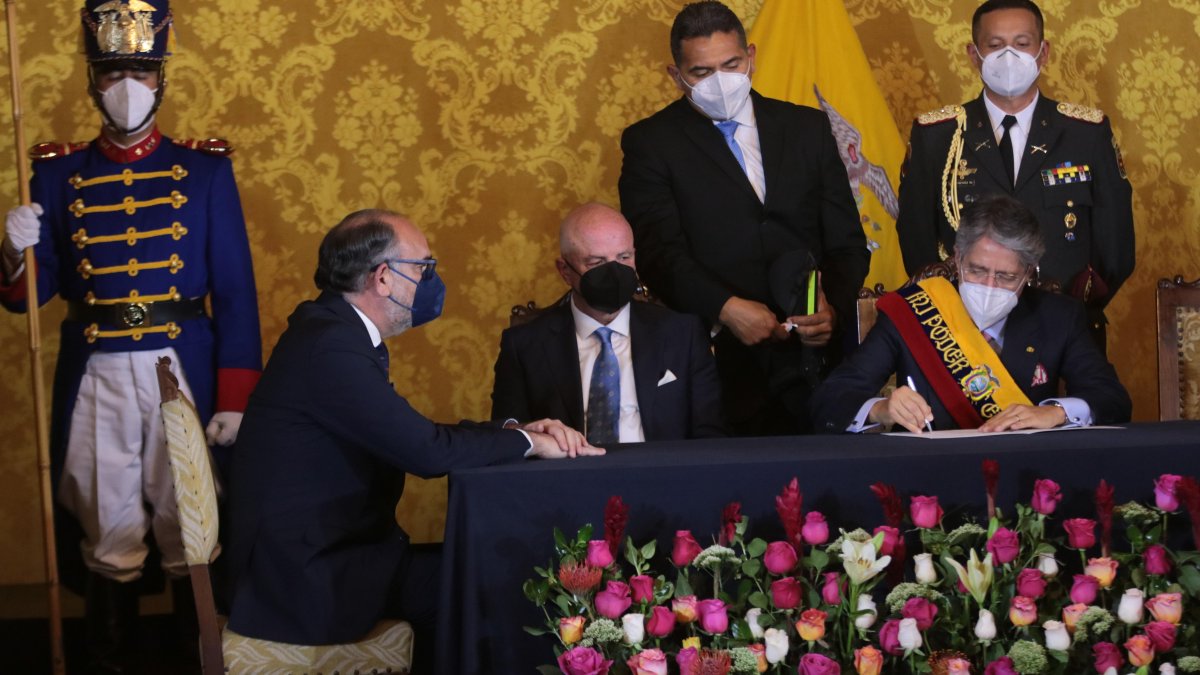 Firma. El mismo día de su posesión, el presidente Guillermo Lasso firmó el decreto para el Código de Ética.