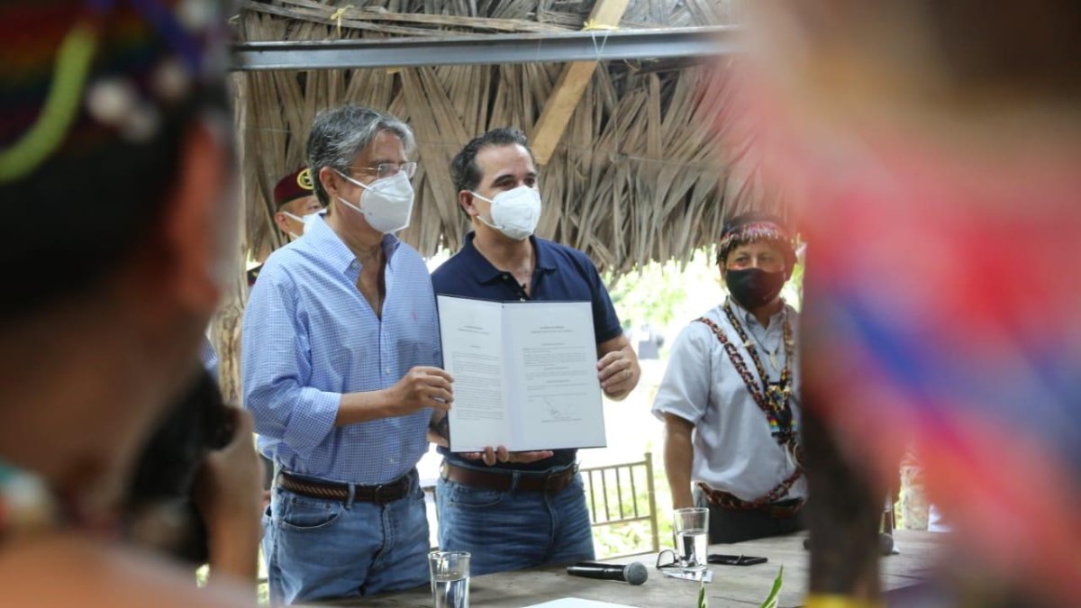 El presidente junto al ministro Manrique muestran el decreto ejecutivo firmado.