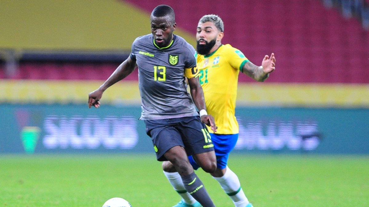 Enner Valencia recibió la segunda tarjeta amarilla en el duelo ante Brasil.