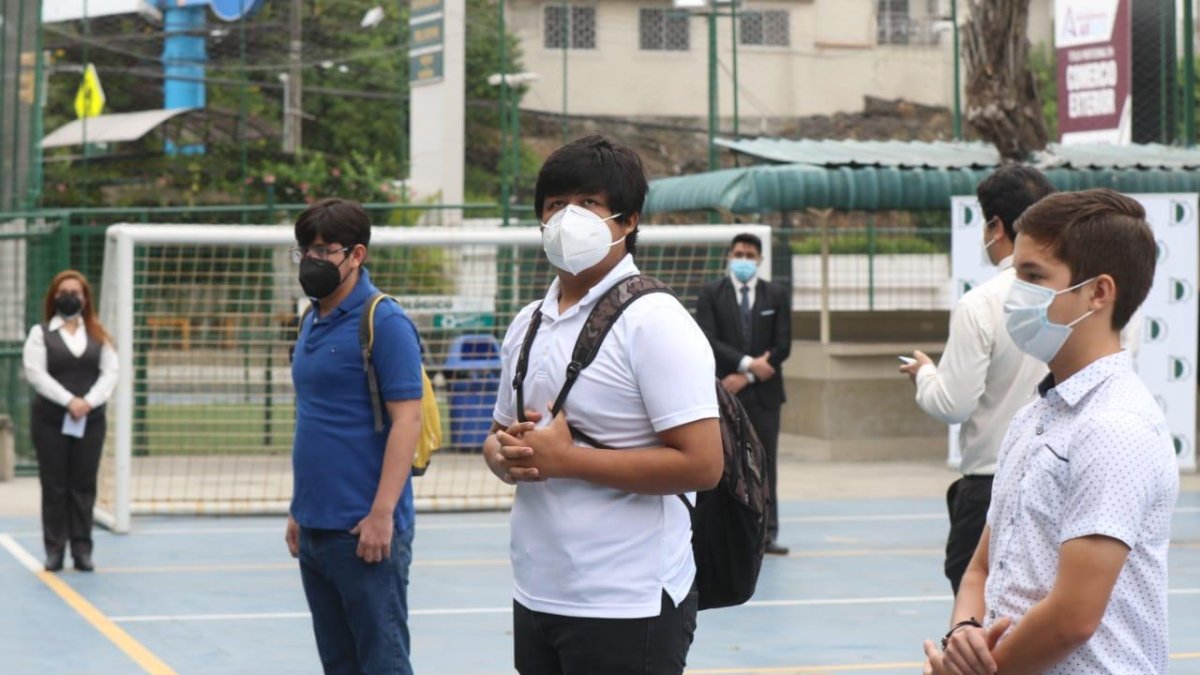 Desde muy temprano, en la Unidad Educativa Delfos, ubicada en el norte de la ciudad, madres y padres llegaron con sus hijos a quienes les recordaron que debían permanecer con la mascarilla puesta.