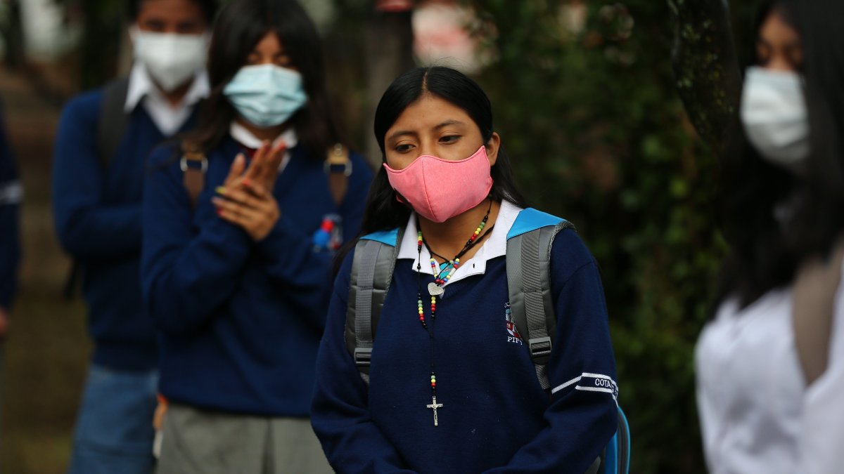 Estudiantes usaron mascarillas y mantuvieron distanciamiento físico, por la COVID-19.