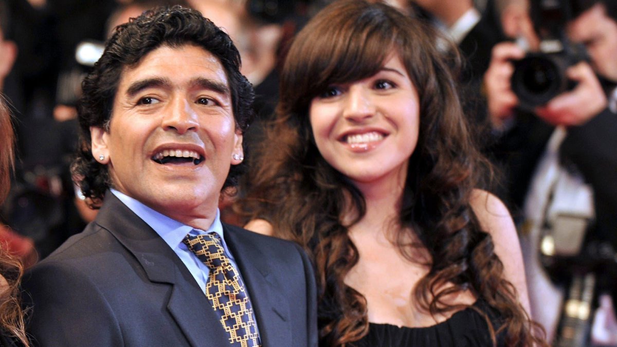Diego Maradona junto a su hija, Gianinna, quien está en contra de vender sus recuerdos.