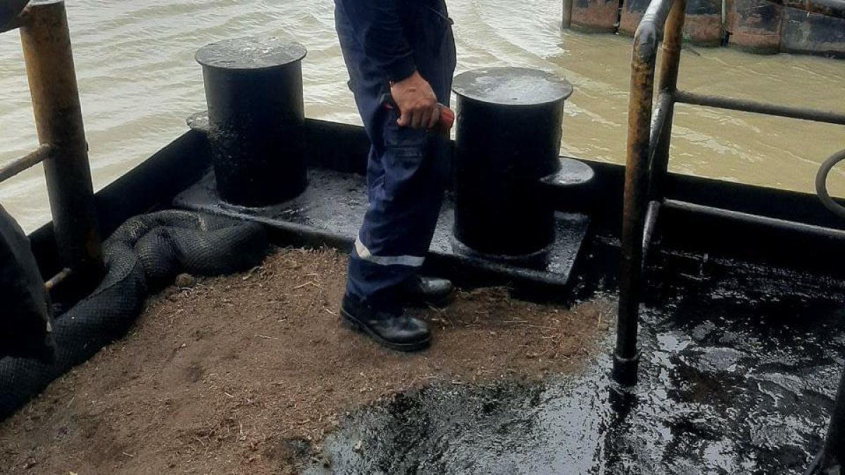 Mancha. Se ve el combustible que se regó en cubierta y contaminó al río.