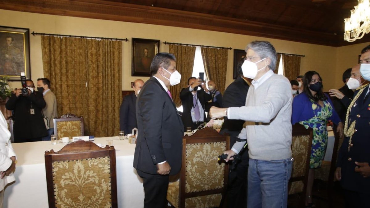 Presidente Guillermo Lasso se reunió con representantes del transporte en la presidencia.