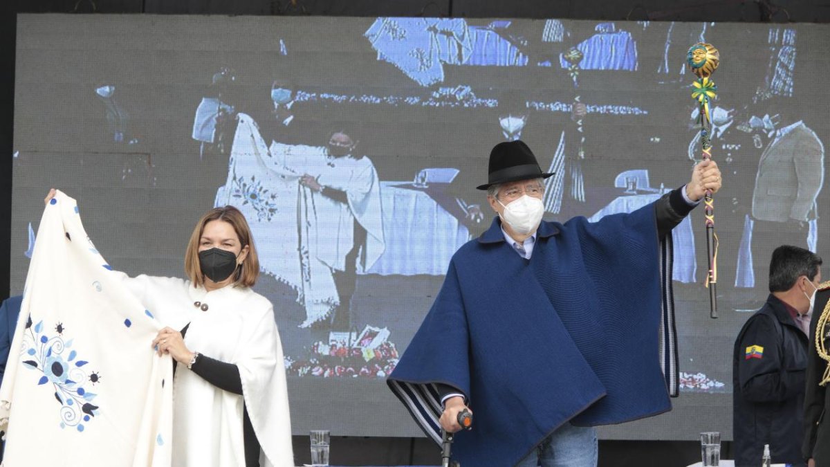 El presidente Lasso recibió otro bastón de mando por parte de la comunidad.