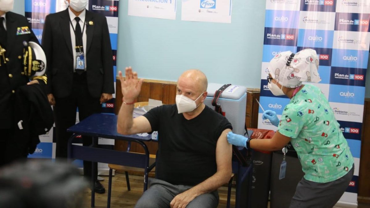 El segundo manadatario, Alfredo Borrero, recibió en Quito la primera dosis de vacunación.