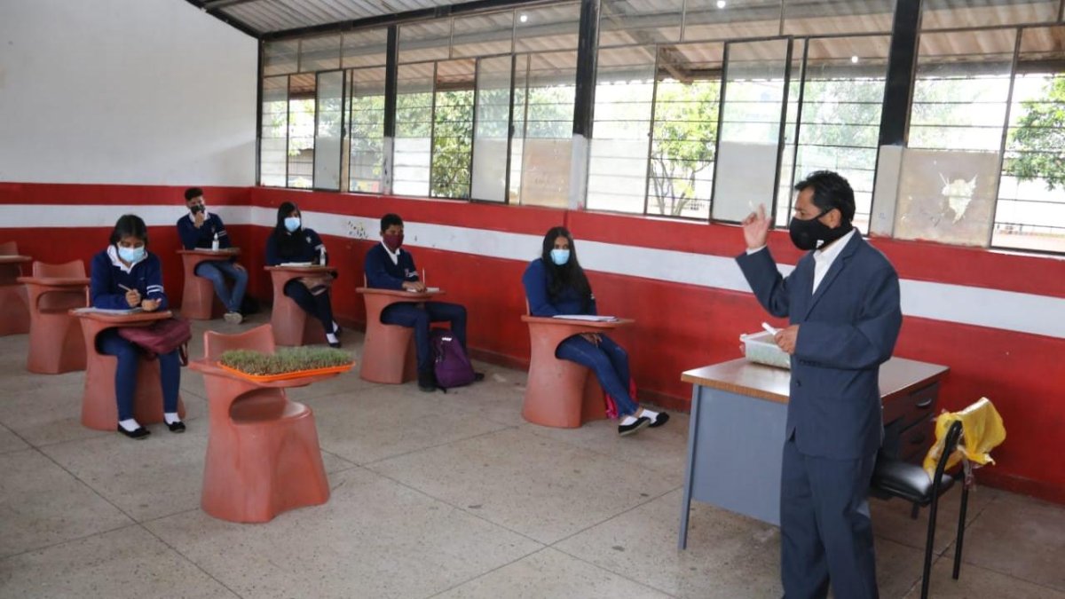 En las aulas de las instituciones educativas se cumple con el distanciamiento físico.