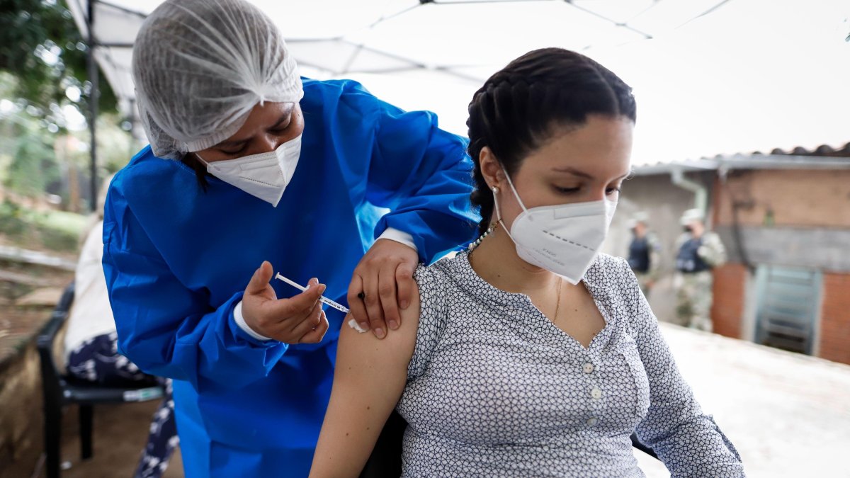 Hasta ahora, en Ecuador cerca del 5% de la población ha sido inmunizada.