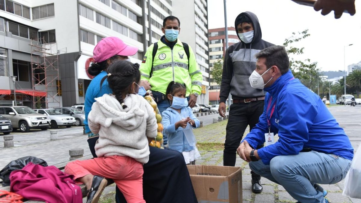 Actividad. Una pareja y sus pequeñas venden productos en la av. Naciones Unidas