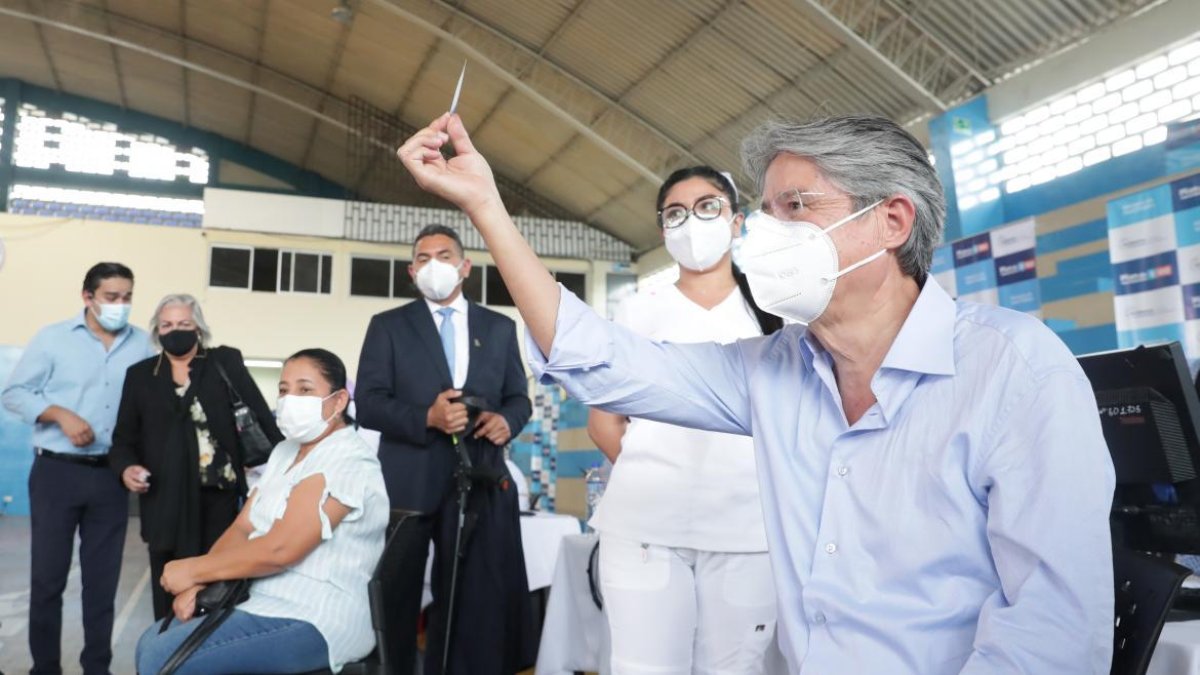 El Presidente Lasso tras recibir la vacuna.