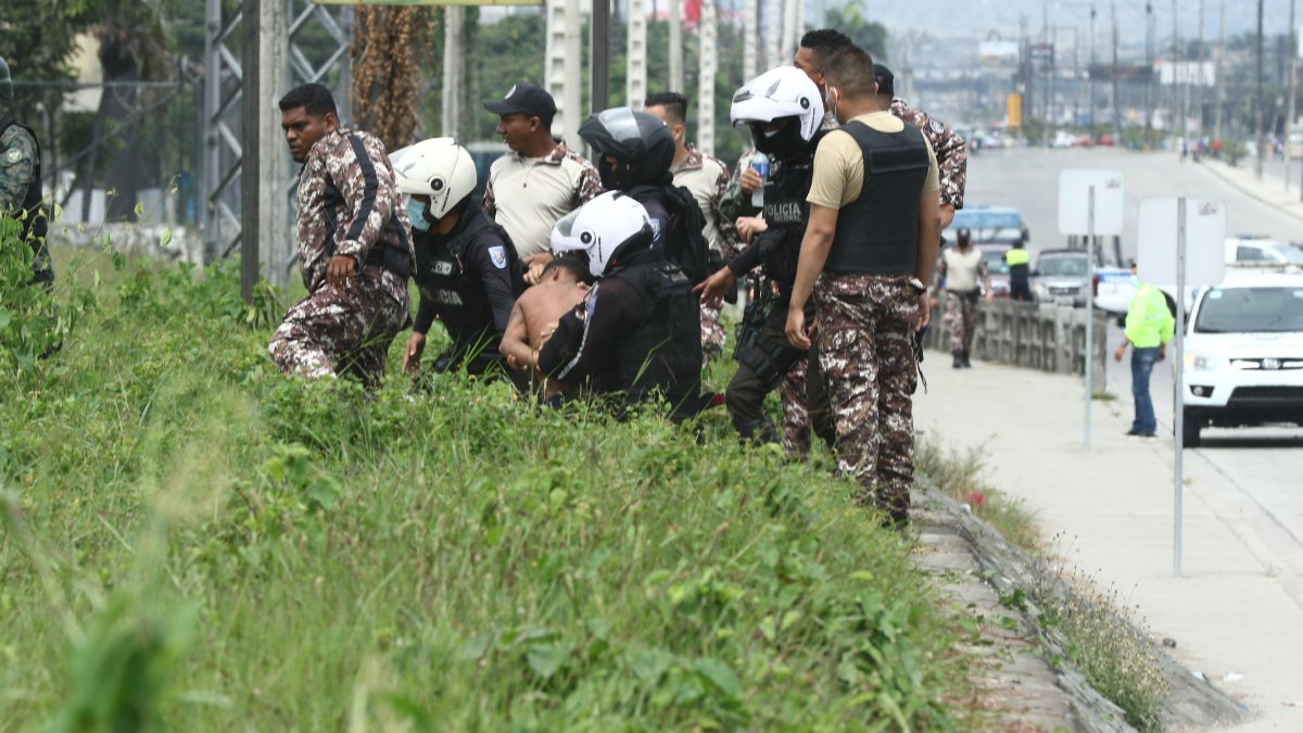 Escape. Un privado de libertad que saltó hasta los exteriores se había escondido entre la maleza.