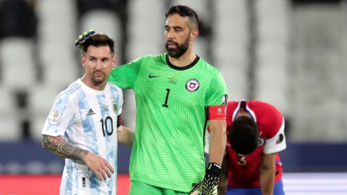 Lionel Messi, delantero de Argentina, saluda con el guardameta Claudio Bravo.