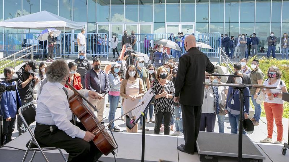 La Sinfónica Nacional tocó en uno de los puntos de vacunación en Quito.