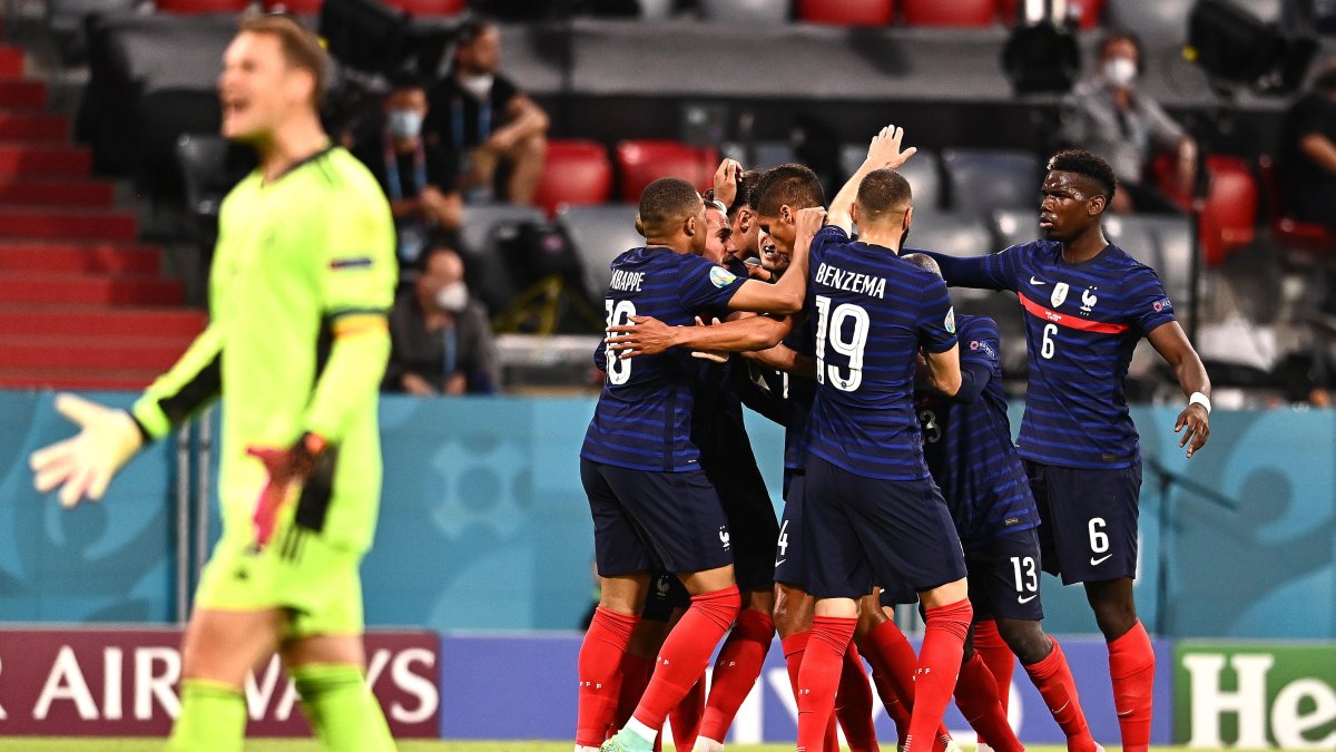 Los jugadores franceses celebran mientras el meta alemán Manuel Neuer muestra su enojo.