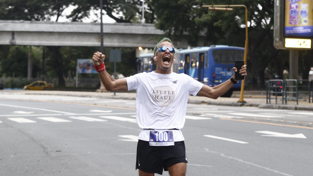 El guayaquileño rompió en llanto tras cumplir el lunes la media maratón 100 en 100 días, la mitad del reto que cumple.
