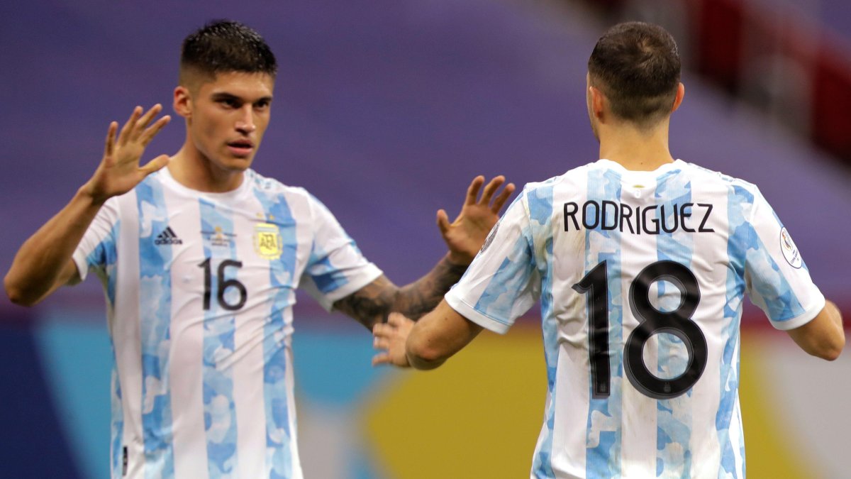 Joaquín Correa (i) y Guido Rodríguez (d) de Argentina celebran hoy ante Uruguay.