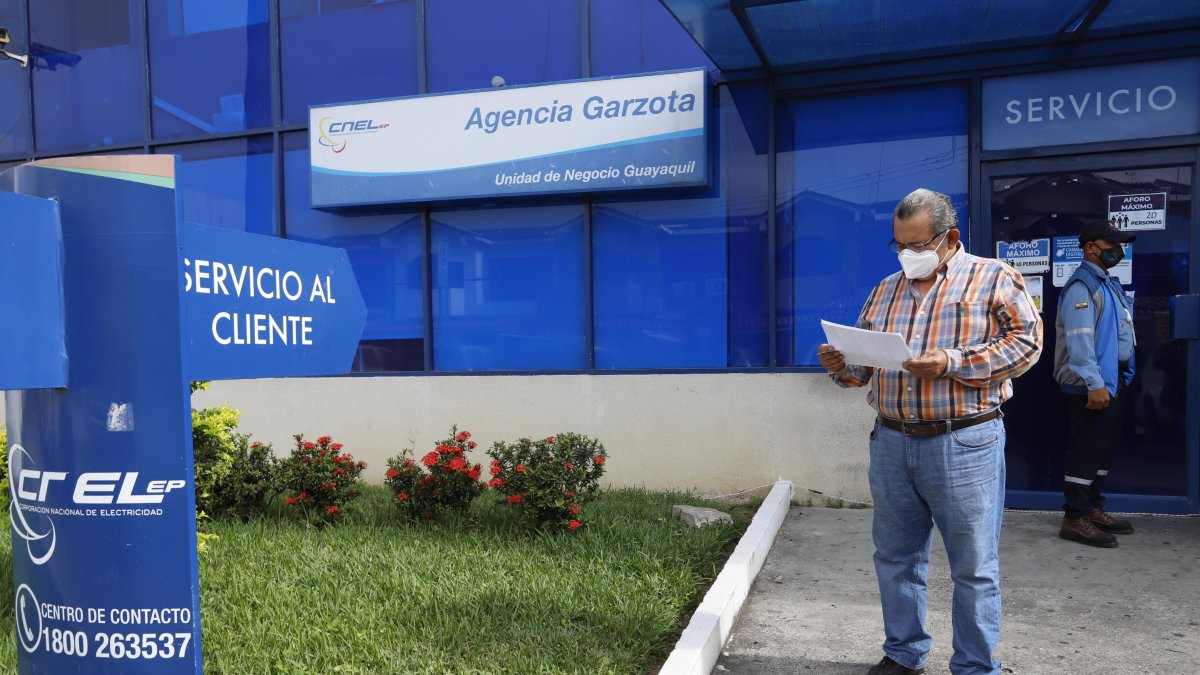 Usuarios acuden hasta la agencia Garzota de la Corporación Nacional de Electricidad (CNEL), en Guayaquil.