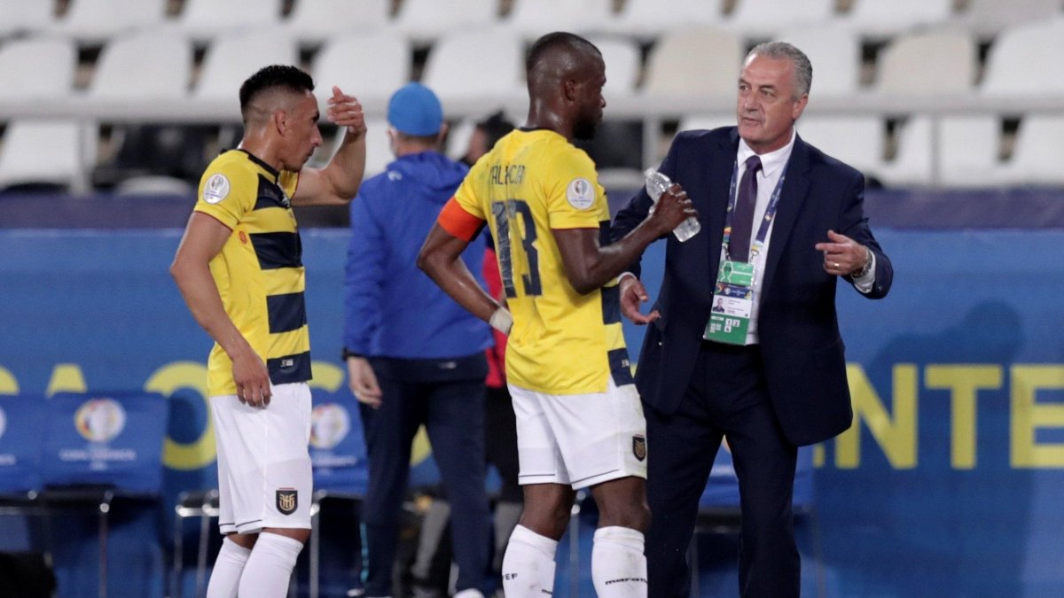 Gustavo Alfaro dándole indicaciones a los referentes de la Tri: Valencia y Mena.