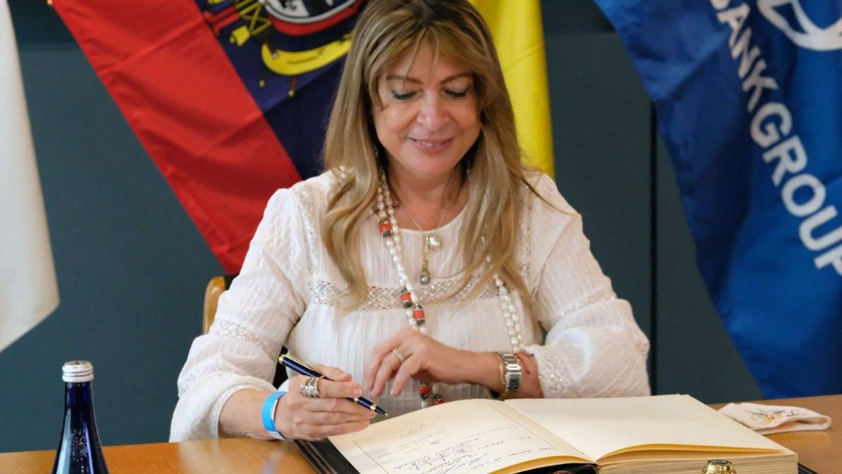 La embajador de Ecuador en Estados Unidos, Ivonne Baki, suscribió el regreso de Ecuador al Ciadi.