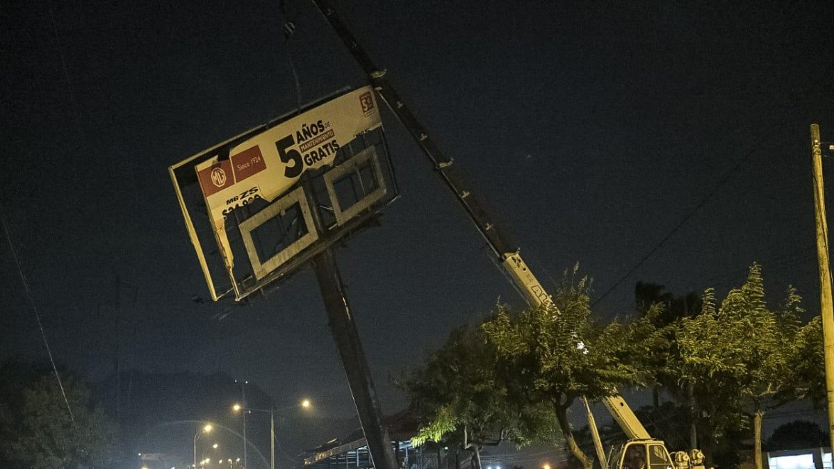 Hecho. La noche del lunes 21 de junio, el Municipio de Guayaquil desmontó una valla publicitaria ubicada en la avenida Carlos Julio Arosemena.