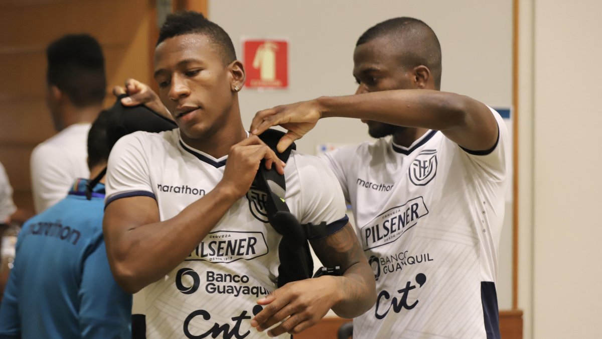 Enner Valencia y Pervis Estupiñán (i) durante una sesión de entrenamientos en la Copa América.