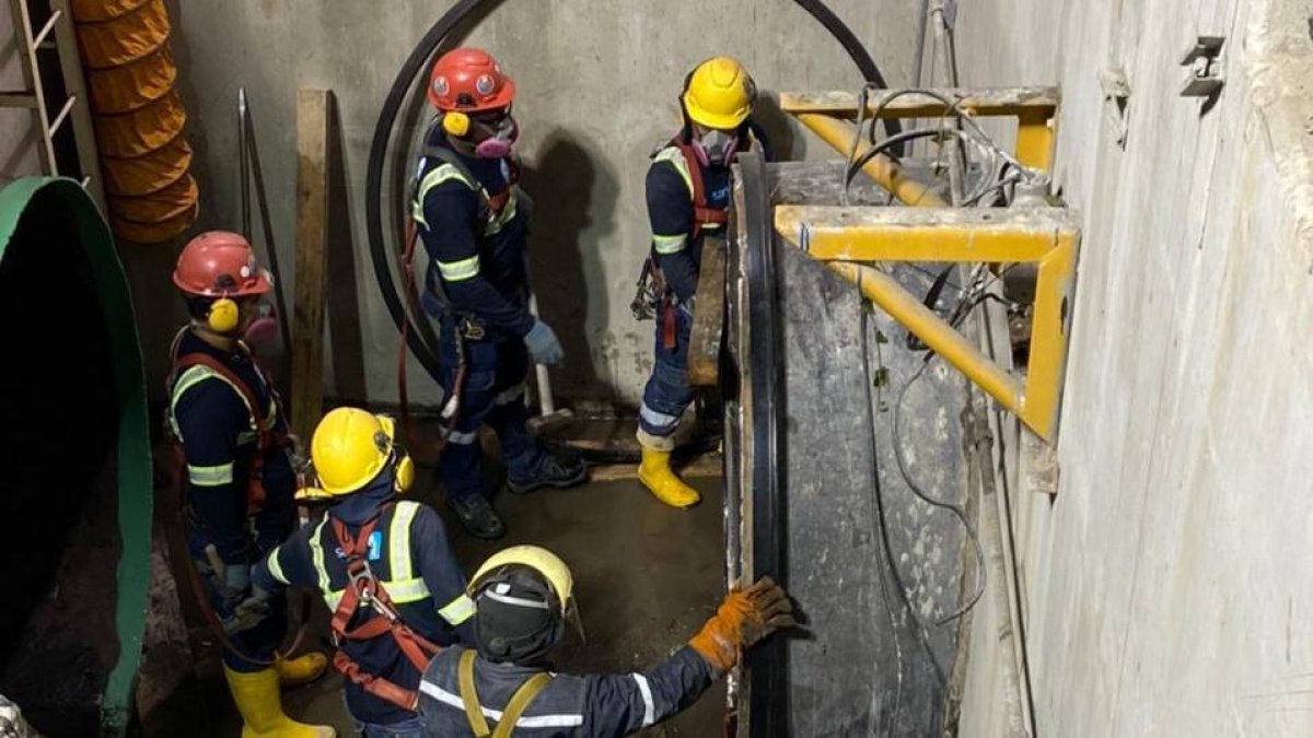 Un grupo de técnicos trabajan en el Plan Neptuno, el sábado 26 de junio, desde las 22:00.