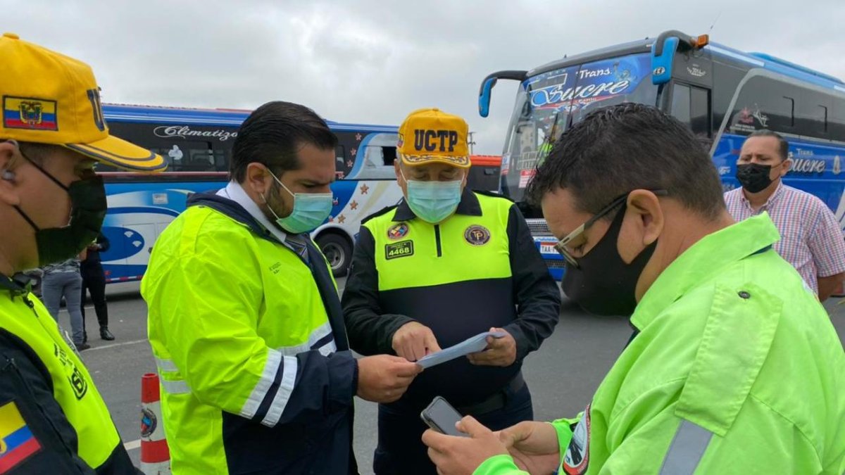 Miguel Vásquez, director de ANT Guayas, coordina operativos

de control de buses inter e intraprovinciales.